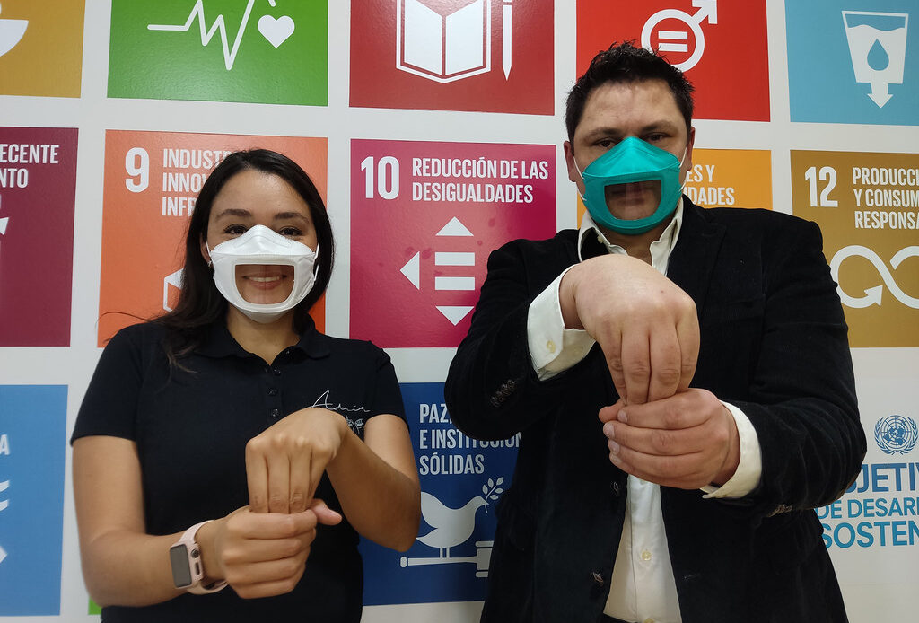 México: Crean mascarillas transparentes para que las personas sordas puedan leer los labios y comunicarse