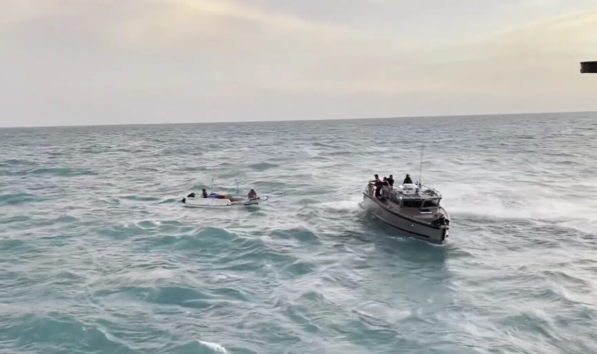 Rescatan en Campeche a dos pescadores tras 6 días perdidos