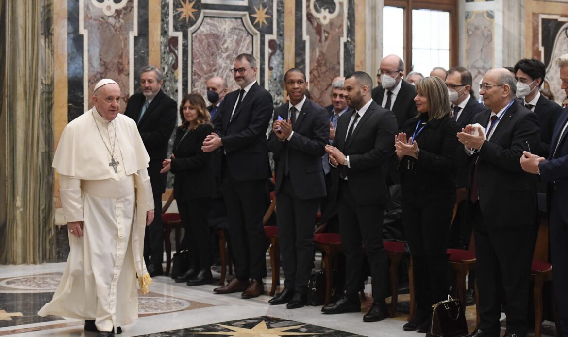 “Humanidad se ve amenazada por perverso abuso de poder”, asevera papa Francisco