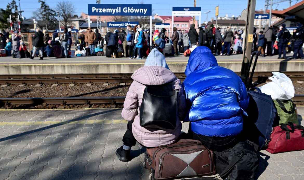 OMS pide atender salud mental de refugiados ucranianos llegados a Polonia