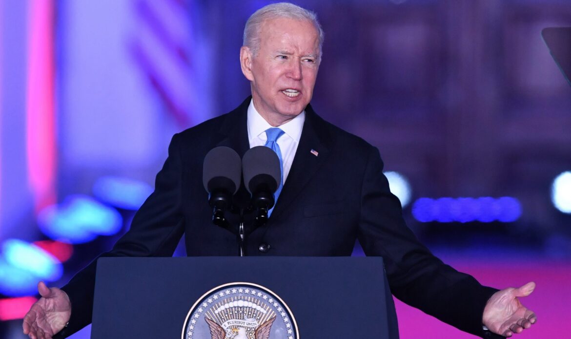 Biden dice que declaraciones sobre salida de Putin fueron por “indignación moral”
