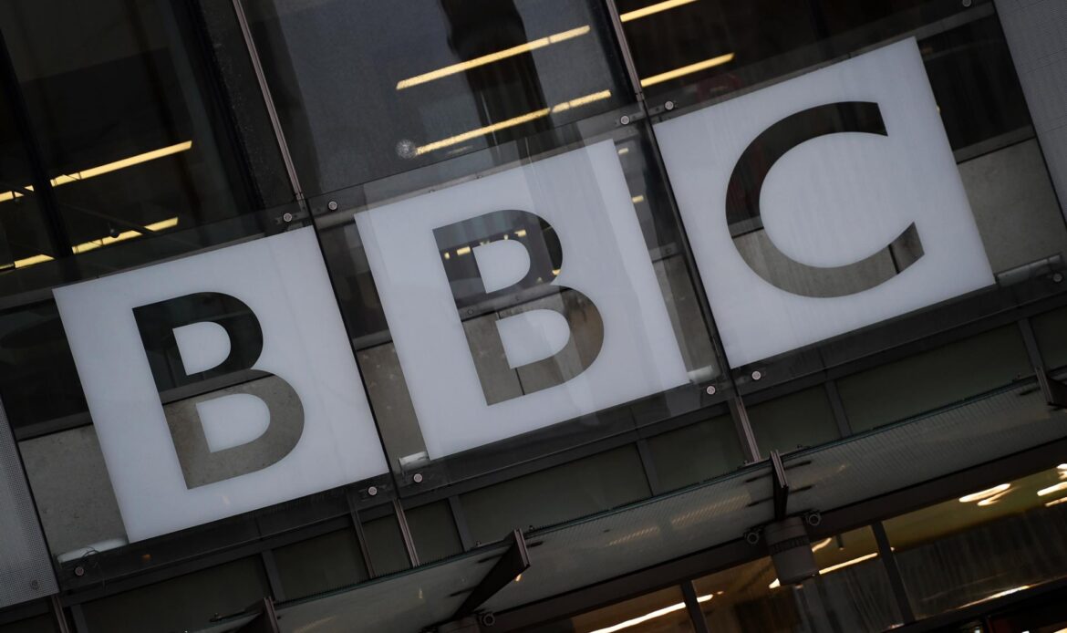 Cadena BBC suspende trabajo de sus periodistas en Rusia