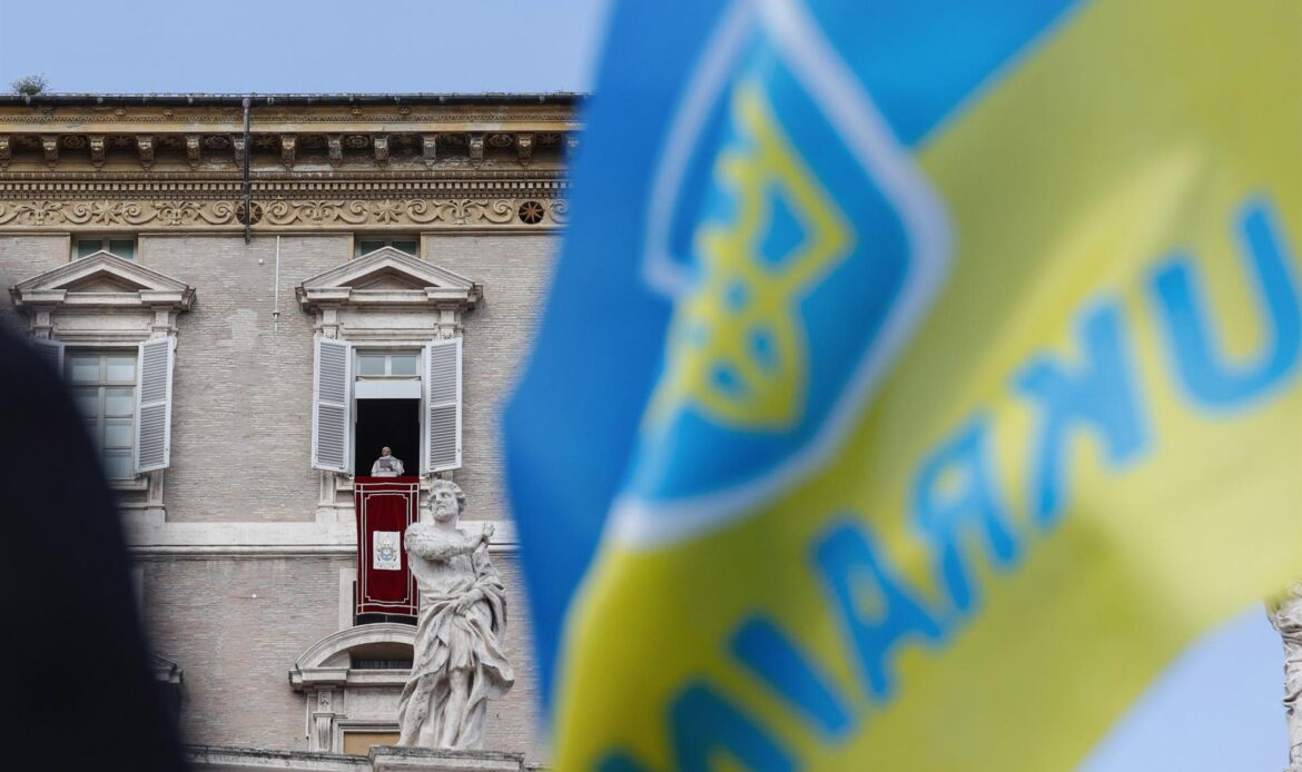 Zelenski invita al papa Francisco a visitar Ucrania en nueva llamada telefónica