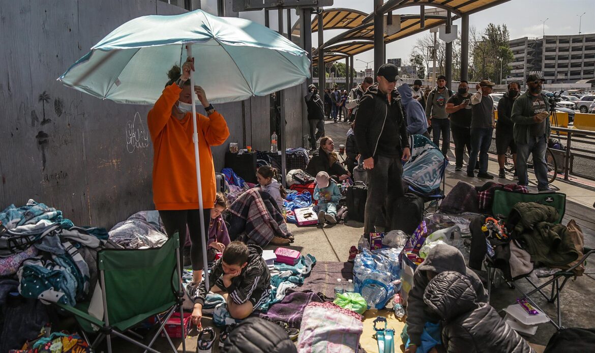 Migrantes rusos y ucranianos acampan en Tijuana; esperan ser aceptados en EE.UU.