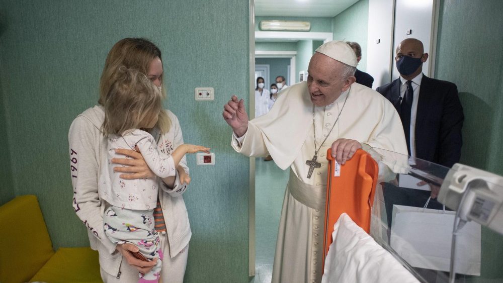 Papa Francisco visitó a niños ucranianos hospitalizados