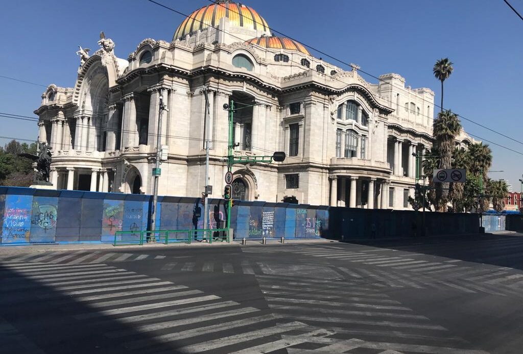 Blindan con vallas el Centro Histórico de la Ciudad de México previo al 8M