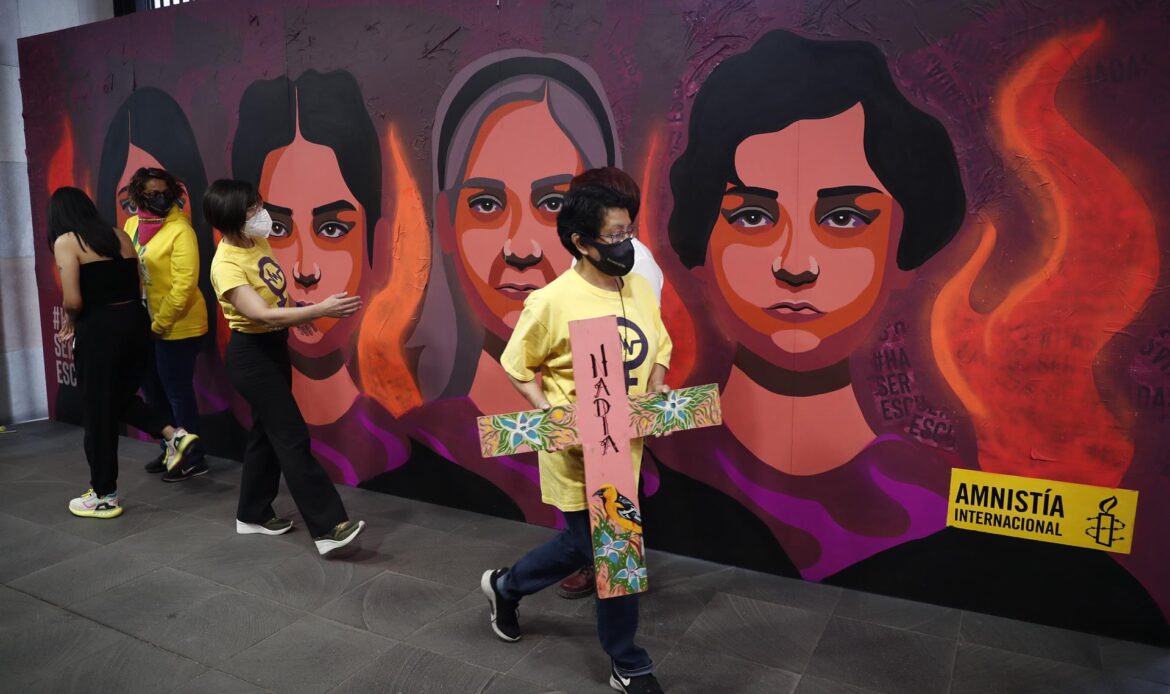 Develan mural en homenaje a víctimas de feminicidio en México
