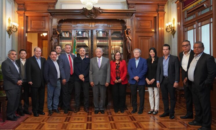 Presidente se reúne con gerentes de refinerías de Pemex; autosuficiencia será una realidad, afirma