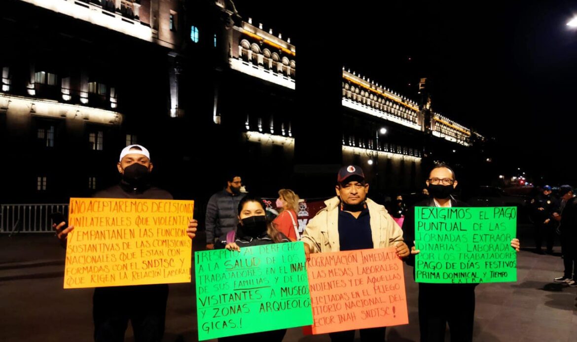 Trabajadores del INAH protestaron afuera de Palacio Nacional