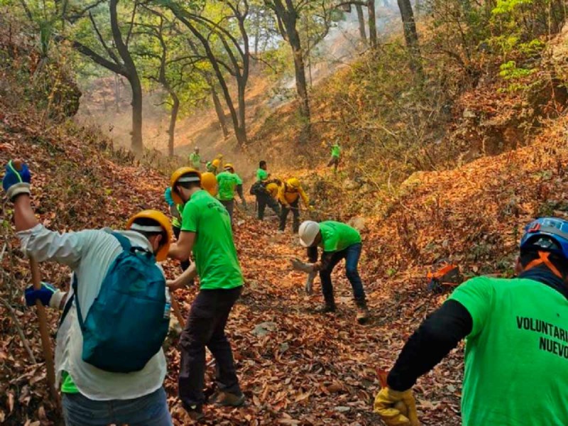 Se suman 406 voluntarios al combate al fuego en Sierra de Santiago, NL