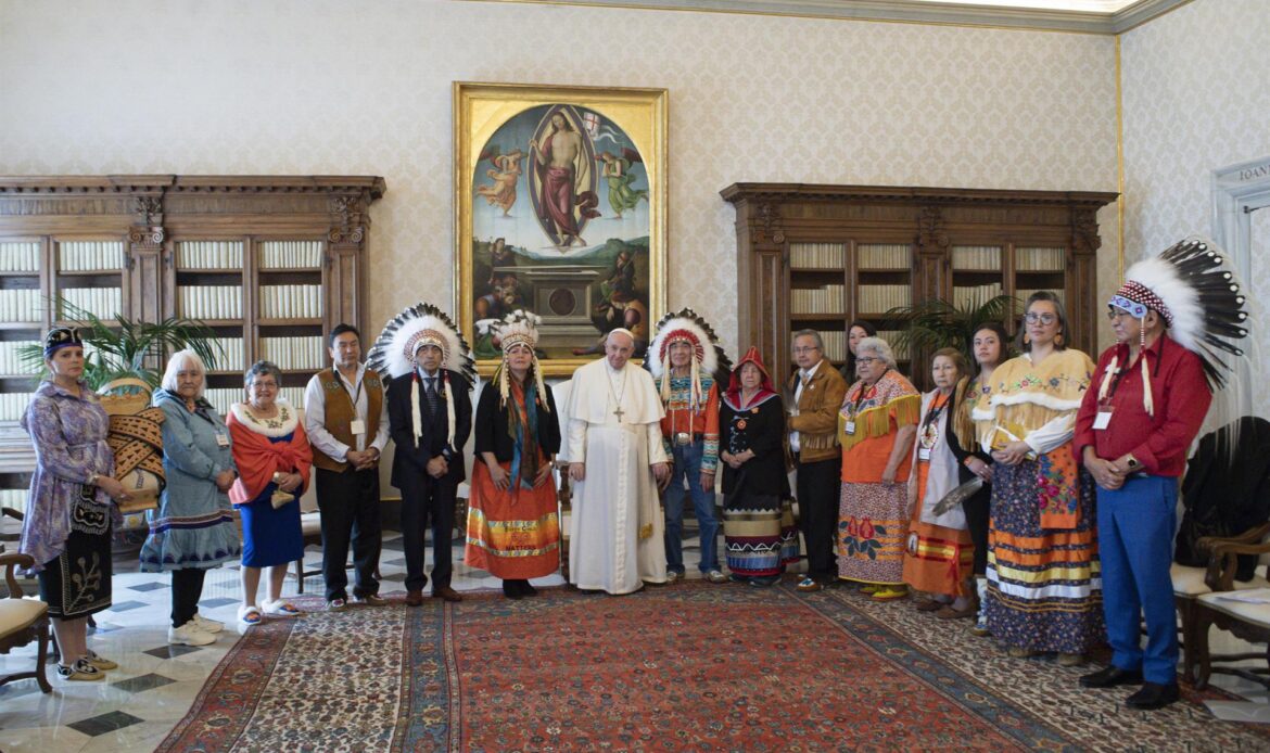 Papa Francisco pide perdón a indígenas canadienses y anuncia viaje al país