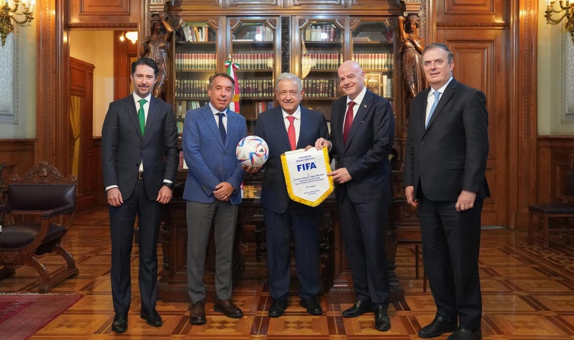 Inician preparativos rumbo al Mundial 2026 en México; AMLO recibe a Gianni Infantino, presidente de FIFA