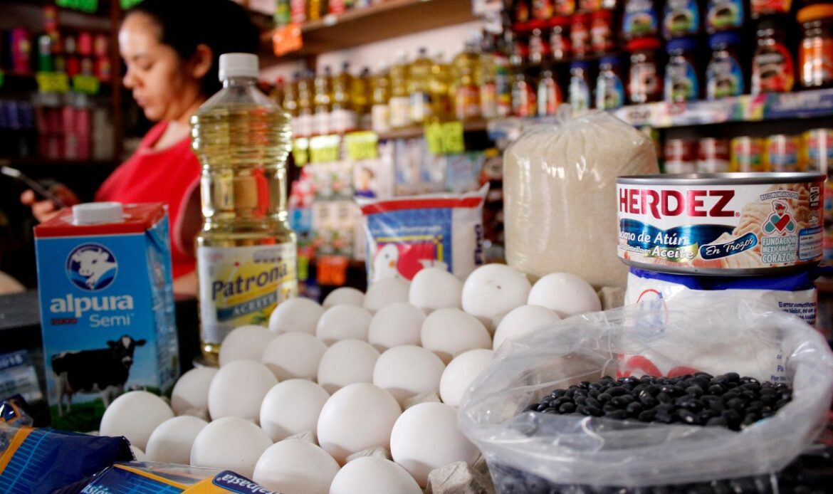 Supermercados venden hasta 200 pesos más caro el paquete de productos básicos