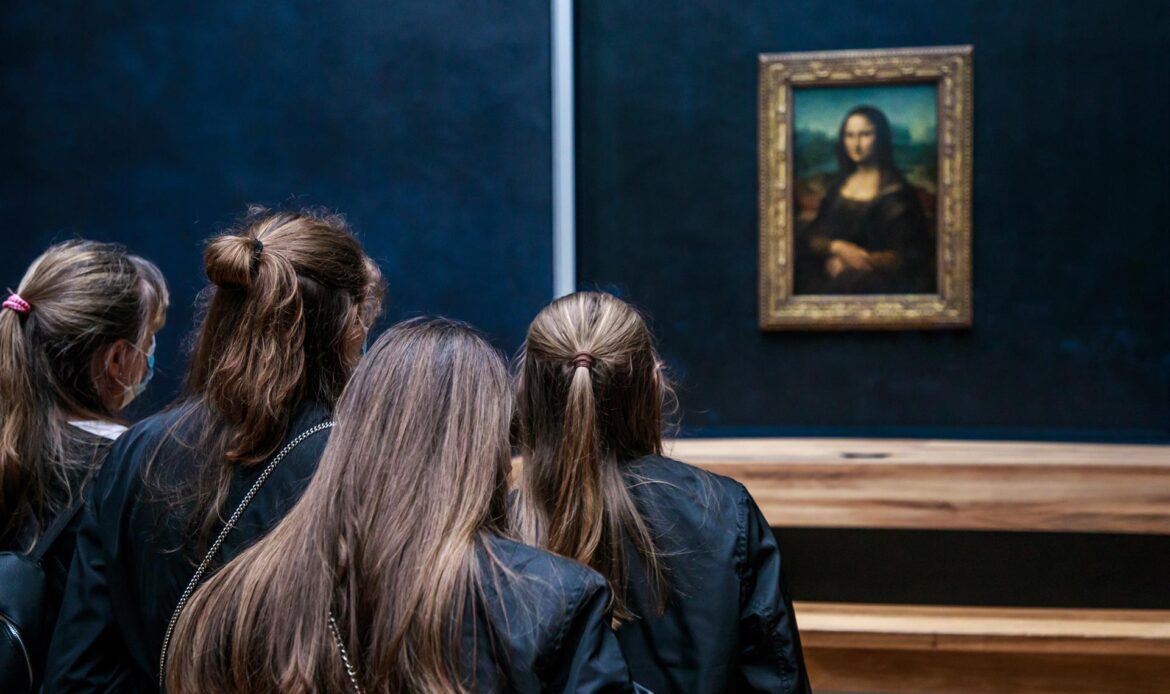 Louvre denuncia a hombre que arrojó pastel a «La Mona Lisa»