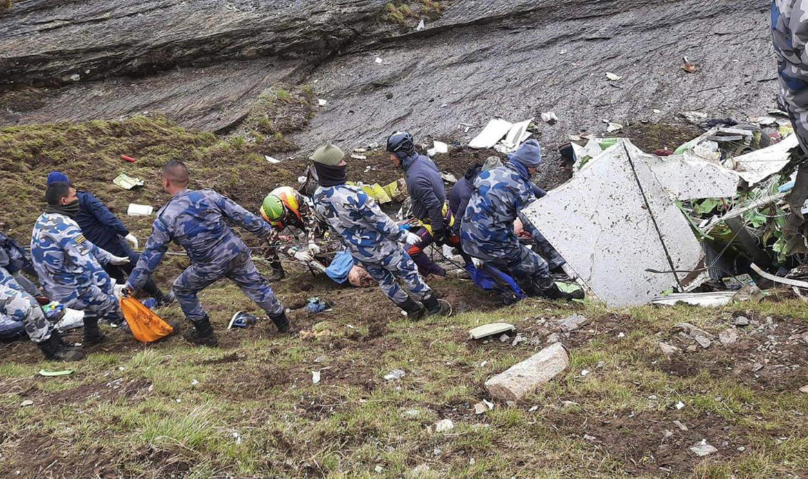 Recuperan 21 cadáveres del avión accidentado en Nepal