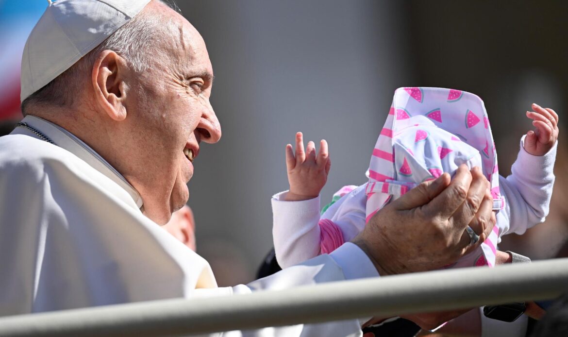 Papa Francisco alerta por la “falta de hijos” en Occidente debido a la pobreza