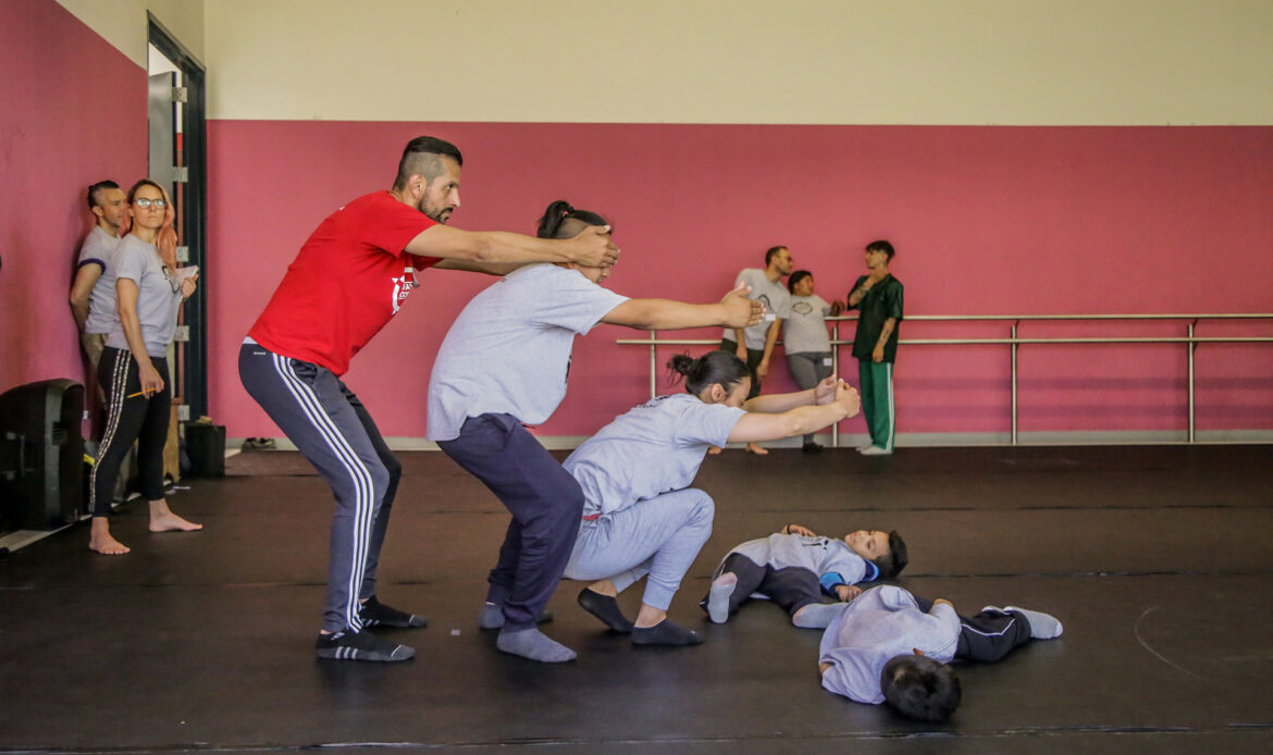 Migrantes varados en Tijuana recrean su travesía con una ópera