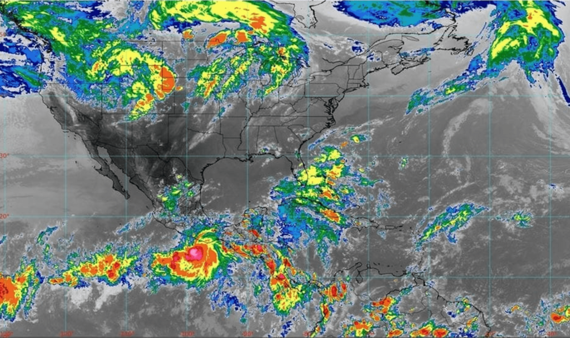 Agatha se mantiene como huracán categoría 2 con desplazamiento hacia el noreste a 9 km/h