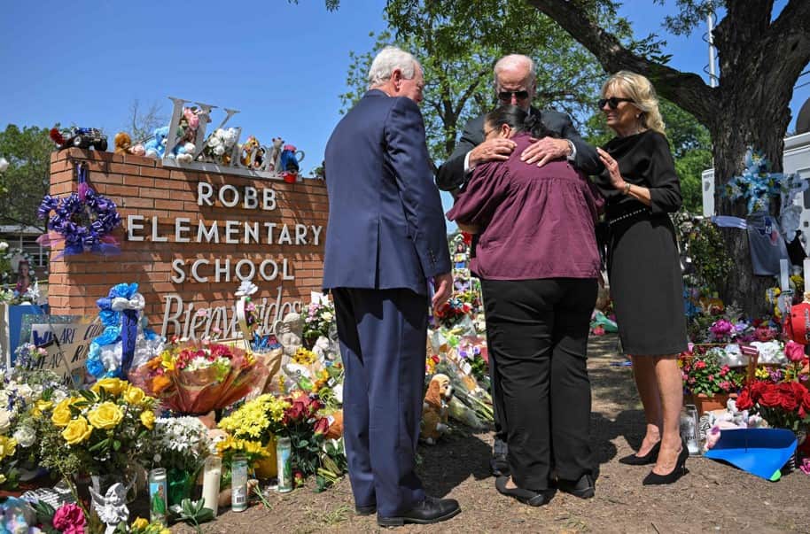 Joe Biden y su esposa visitan a familiares de las víctimas del tiroteo de Uvalde en Texas