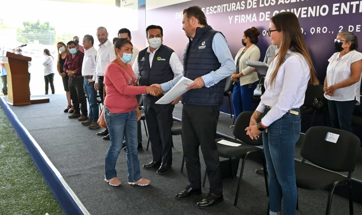 Entrega gobernador escrituras a habitantes de Querétaro y Ezequiel Montes