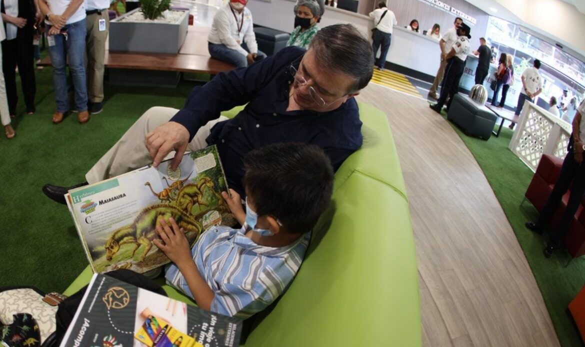 Canciller Ebrard recorre nueva Oficina de Pasaportes en Monterrey, la primera diseñada para niñas y niños