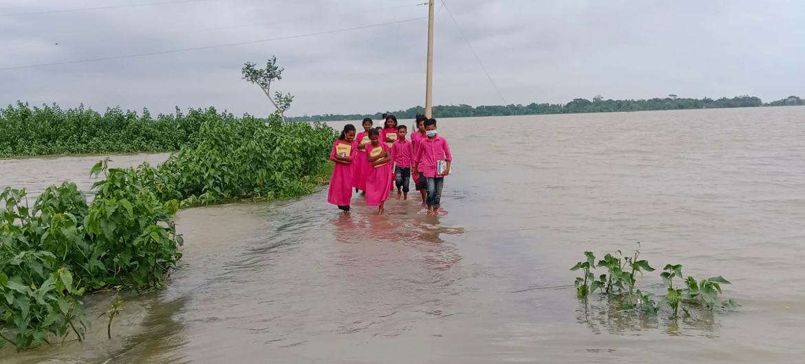 Inundaciones en Bangladesh ponen en un grave peligro a más de 1,5 millones de niños