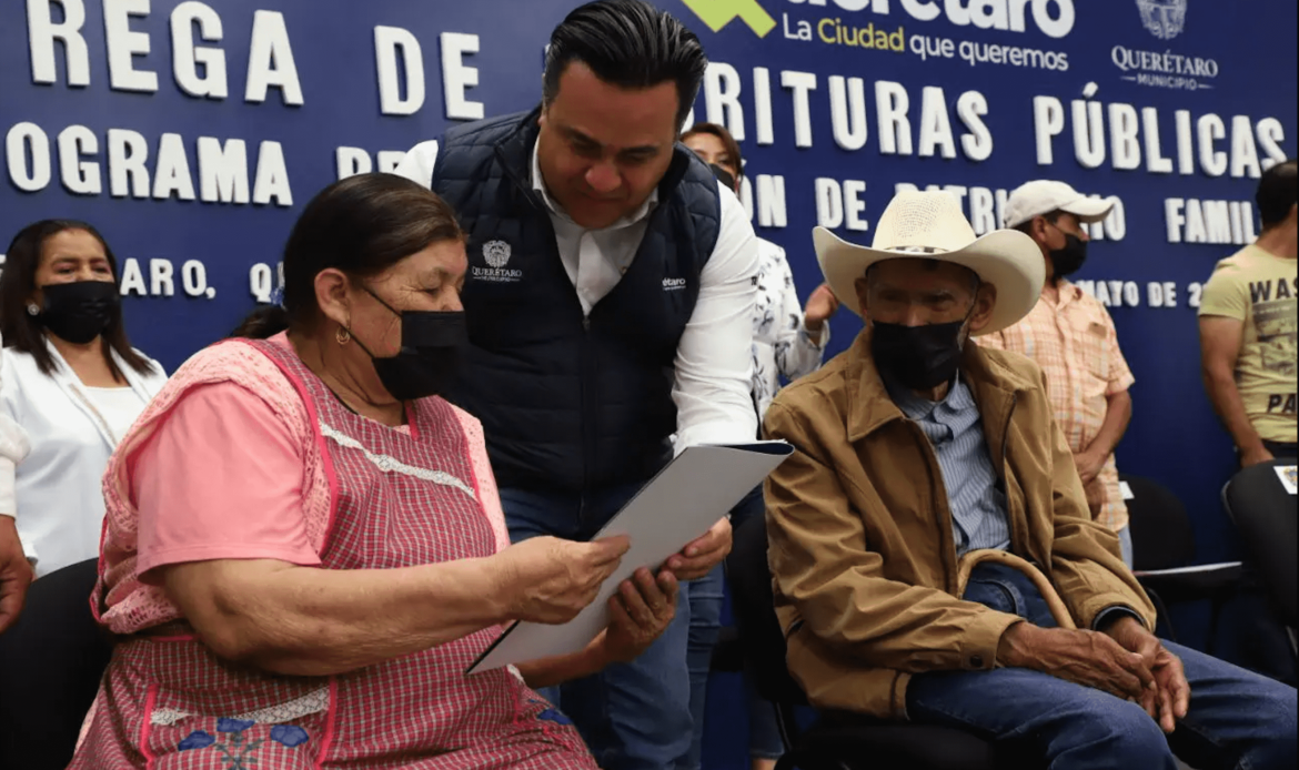 Municipio de Querétaro entrega 162 escrituras públicas de los programas  de regularización