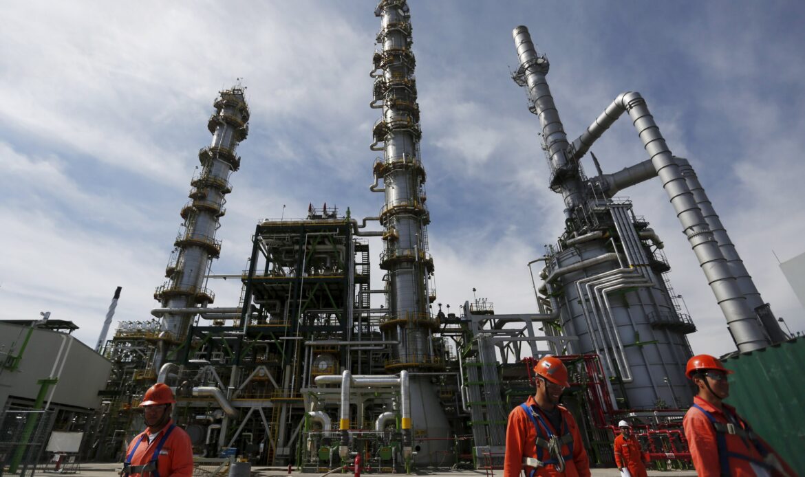 Pemex procesa en abril su mayor nivel de petróleo crudo en cinco años