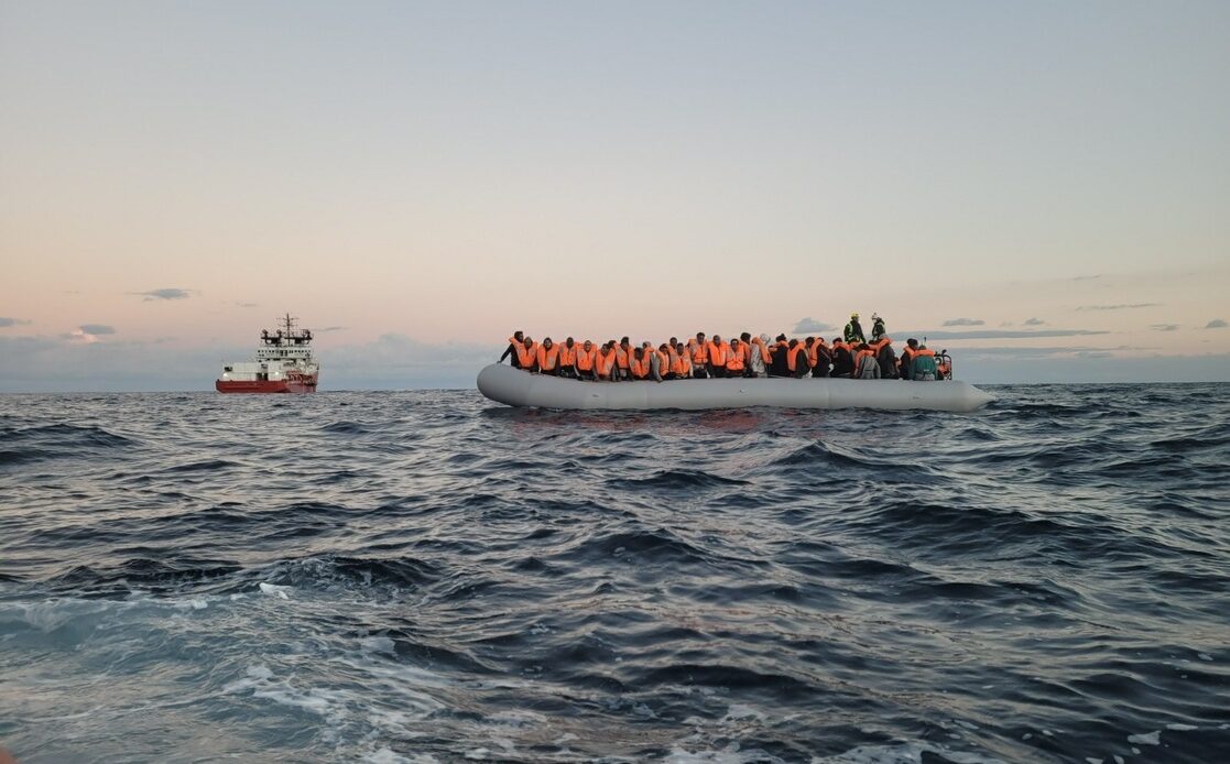 ONG solicita desembarcar a 296 migrantes rescatados en el Mediterráneo