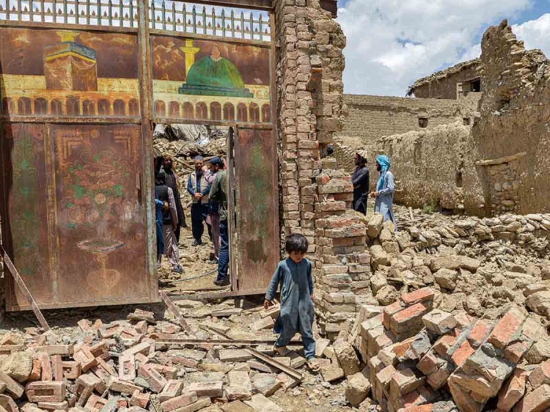 Tras sismo en Afganistán, habitantes sufren sin comida ni albergues; piden ayuda