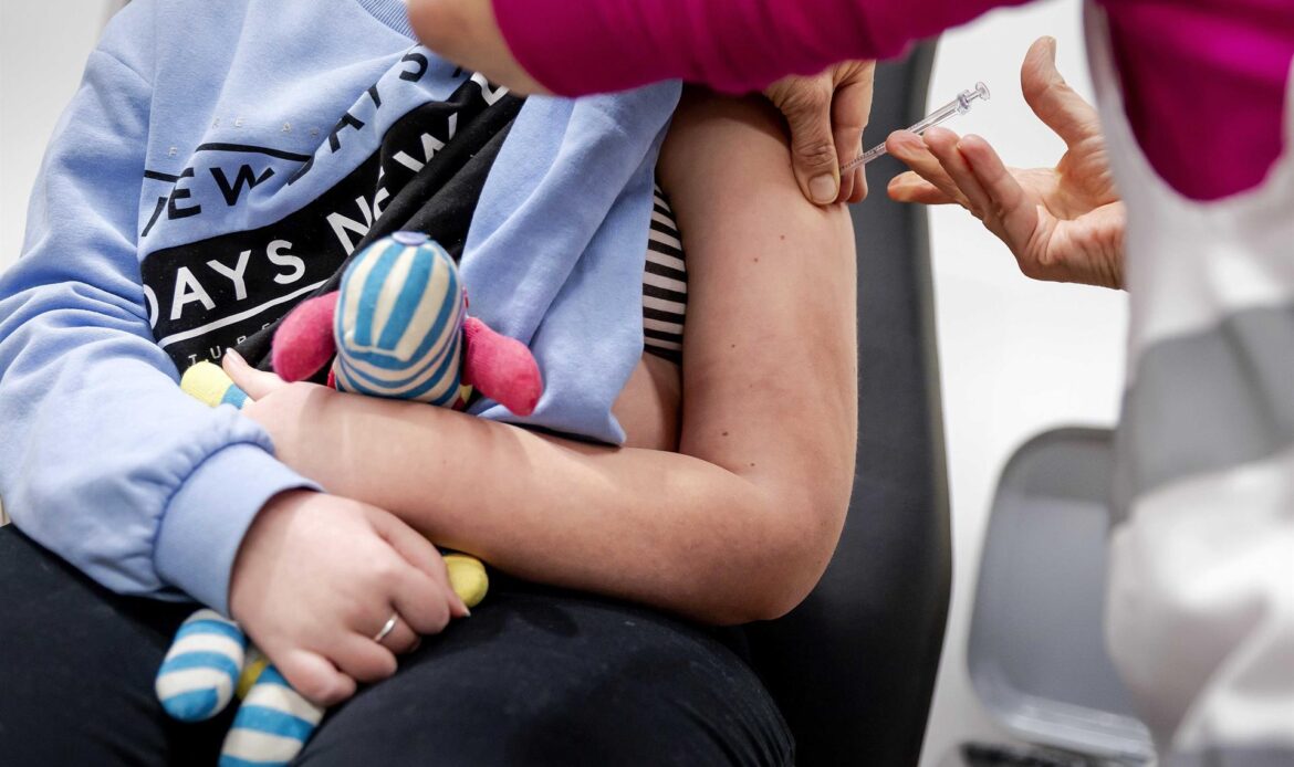 Inicia EE.UU. vacunación contra COVID-19 de niños a partir de 6 meses