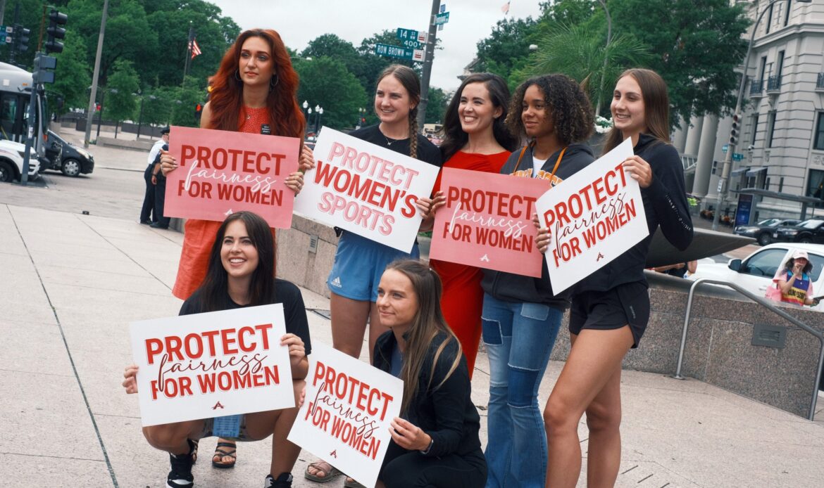 Protesta contra atletas trans une a feministas y conservadores en EE.UU.