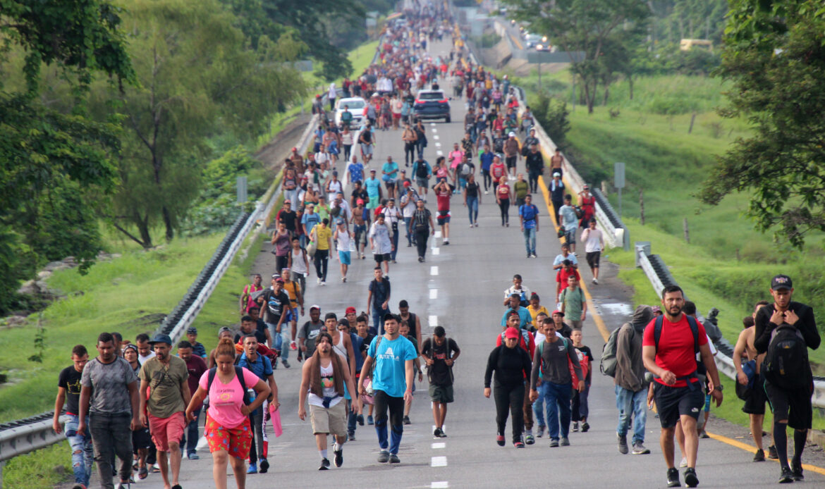 Caravana migrante se disgrega, pero no detiene su paso por el sur de México