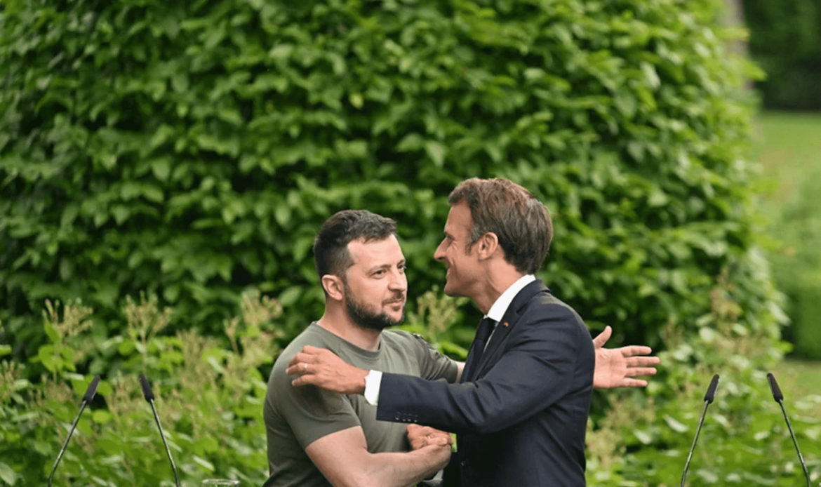 Macron da abrazo a Zelensky en su visita a Kiev, aún en guerra