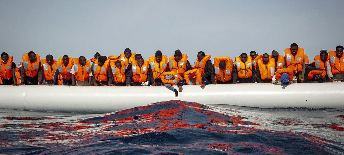 Aunque menos refugiados y migrantes cruzan el Mediterráneo, más mueren en el intento 