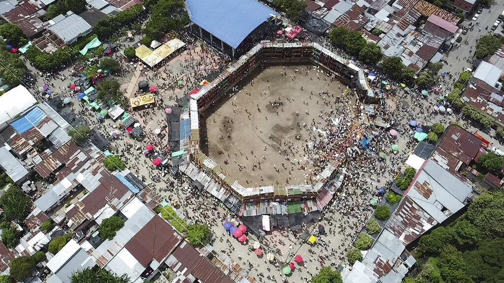 Caída de gradas en plaza de toros de Colombia deja cuatro muertos