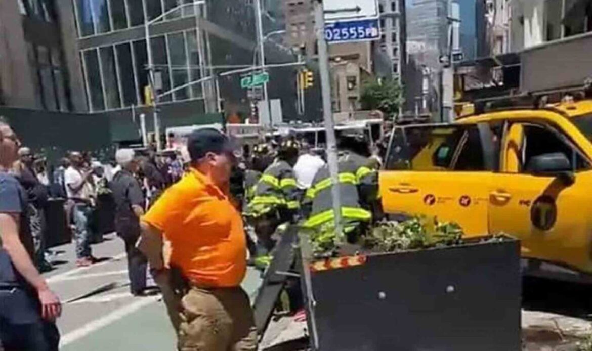 Taxista sube a banqueta en NY y atropella a peatones
