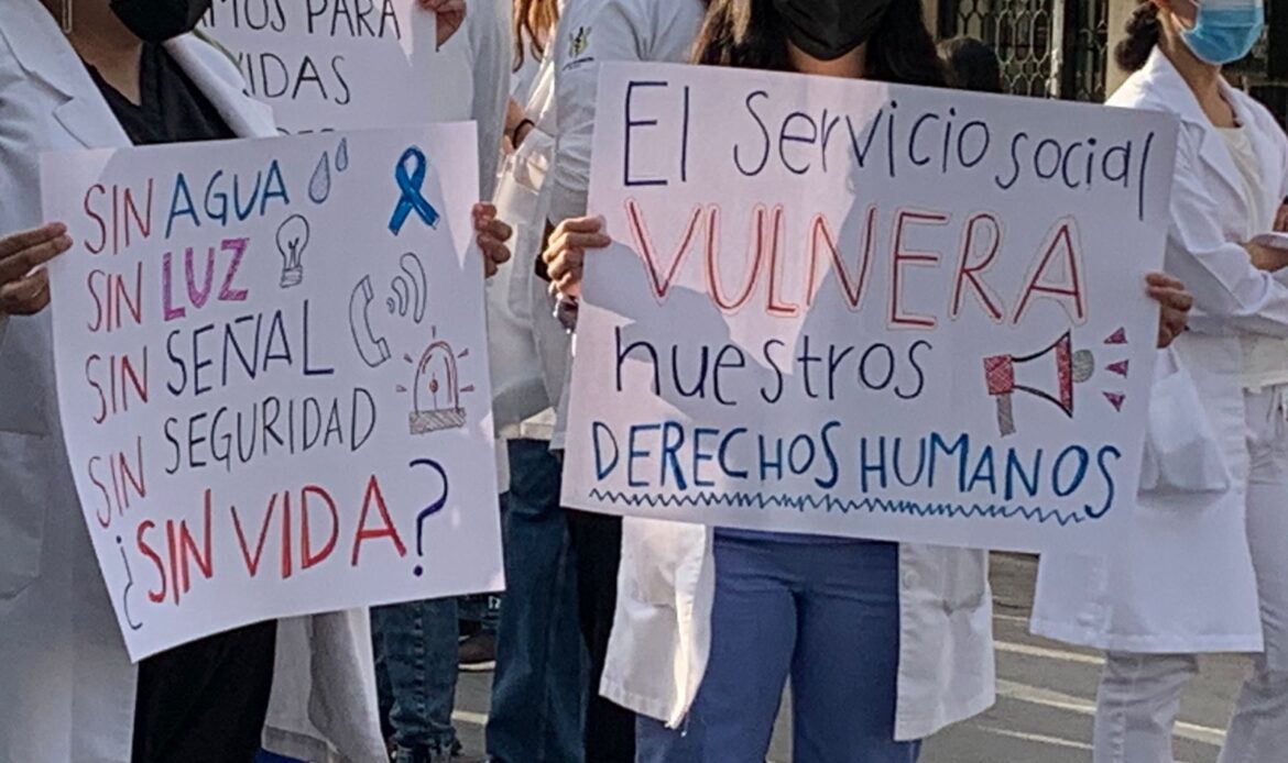 Médicos pasantes protestan en Durango y Coahuila por asesinato de compañero