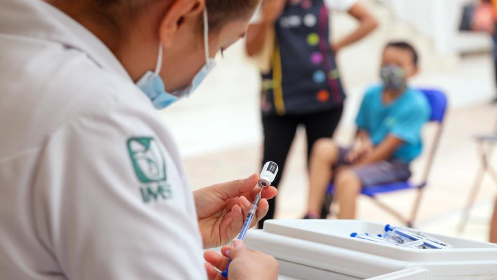 IMSS emite recomendaciones para vacunar contra COVID-19 a menores con cáncer
