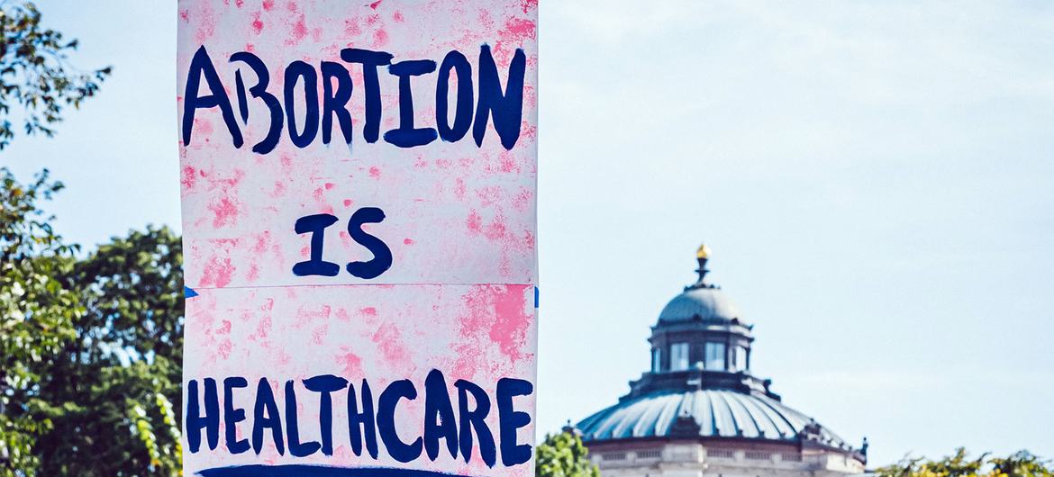 Prohibición del aborto en EE.UU: Expertos urgen al país a unirse a la convención de derechos de las mujeres