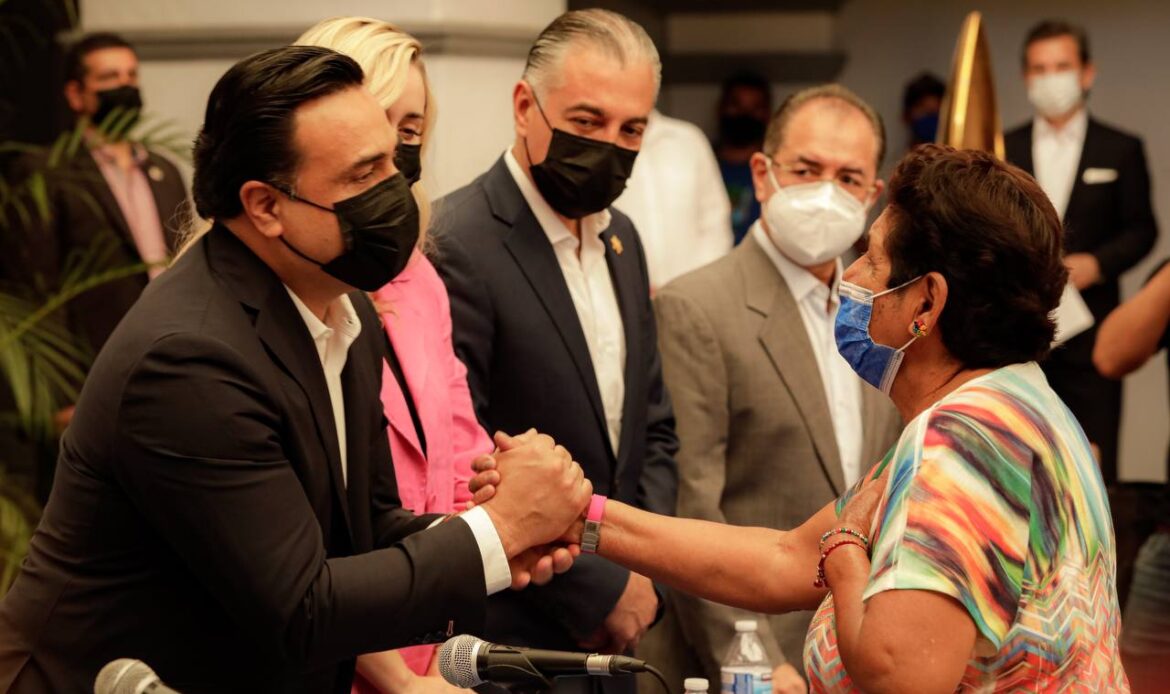 Luis Nava coloca el primer brazalete del programa “De la Mano por tu Seguridad” en el Municipio de Cuernavaca