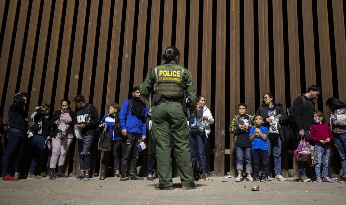 Disminuye por segundo mes detención de migrantes en frontera de EE.UU.
