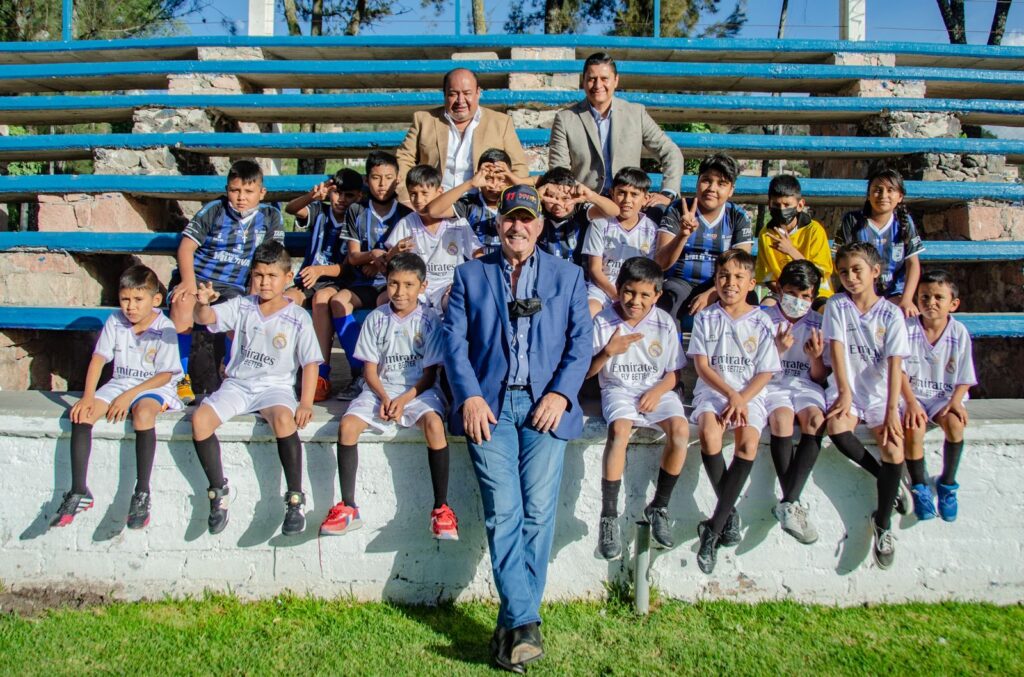 Enrique Vega entregó uniformes deportivos a 850 niños y jóvenes