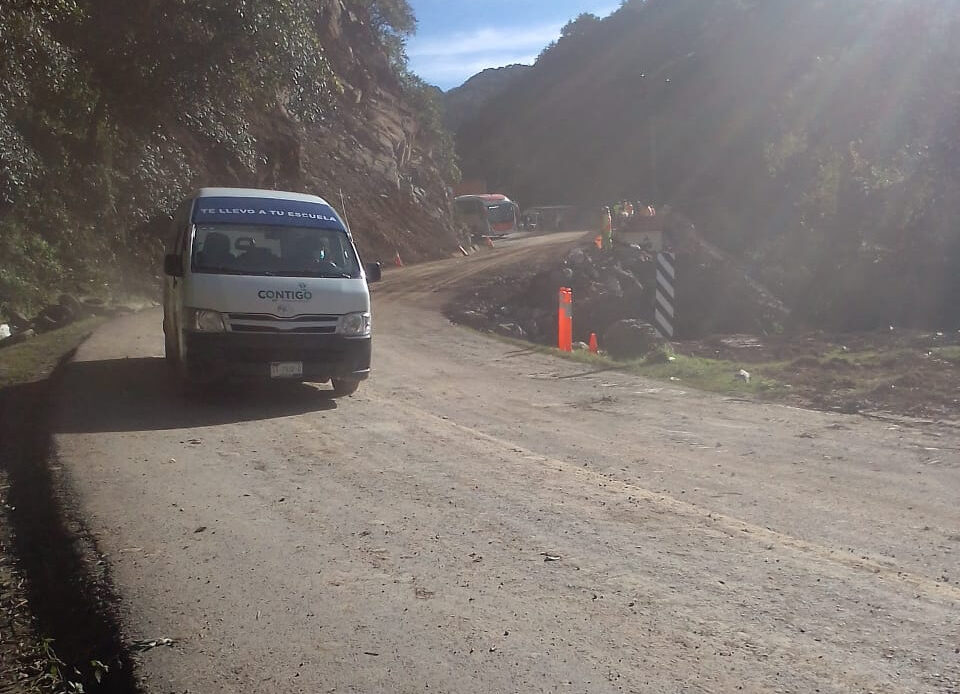 Se reanuda circulación vehicular en la Carretera Federal 120 SJR – Xilitla tras remoción de escombros por derrumbe
