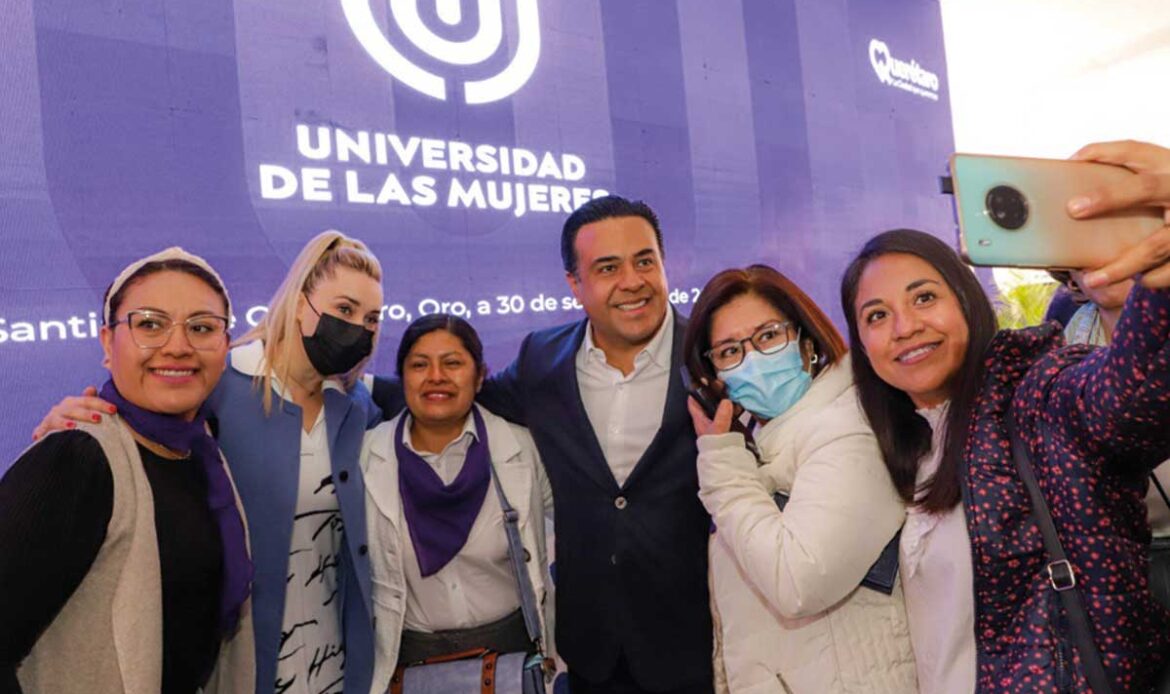 Luis Nava da bienvenida a alumnas de la Universidad de las Mujeres
