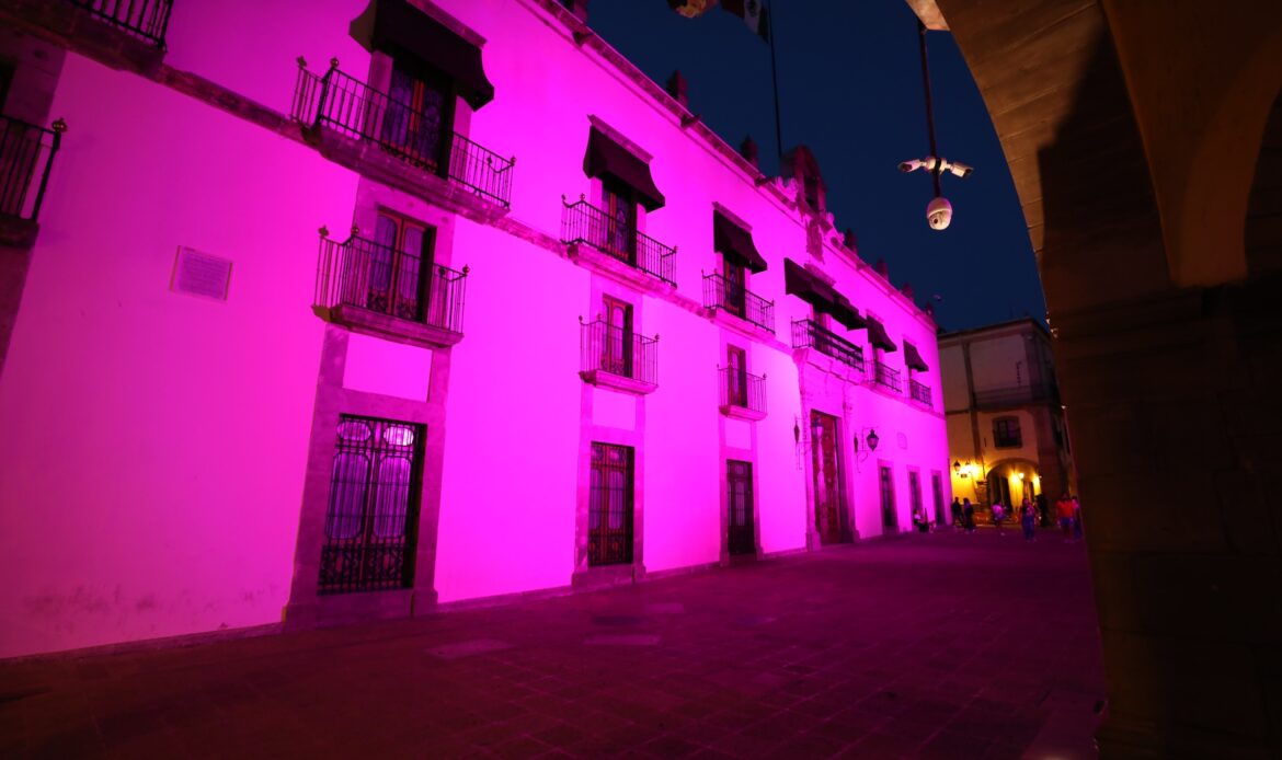 Iluminan Palacio de Gobierno de rosa en conmemoración a la lucha contra el cáncer de mama