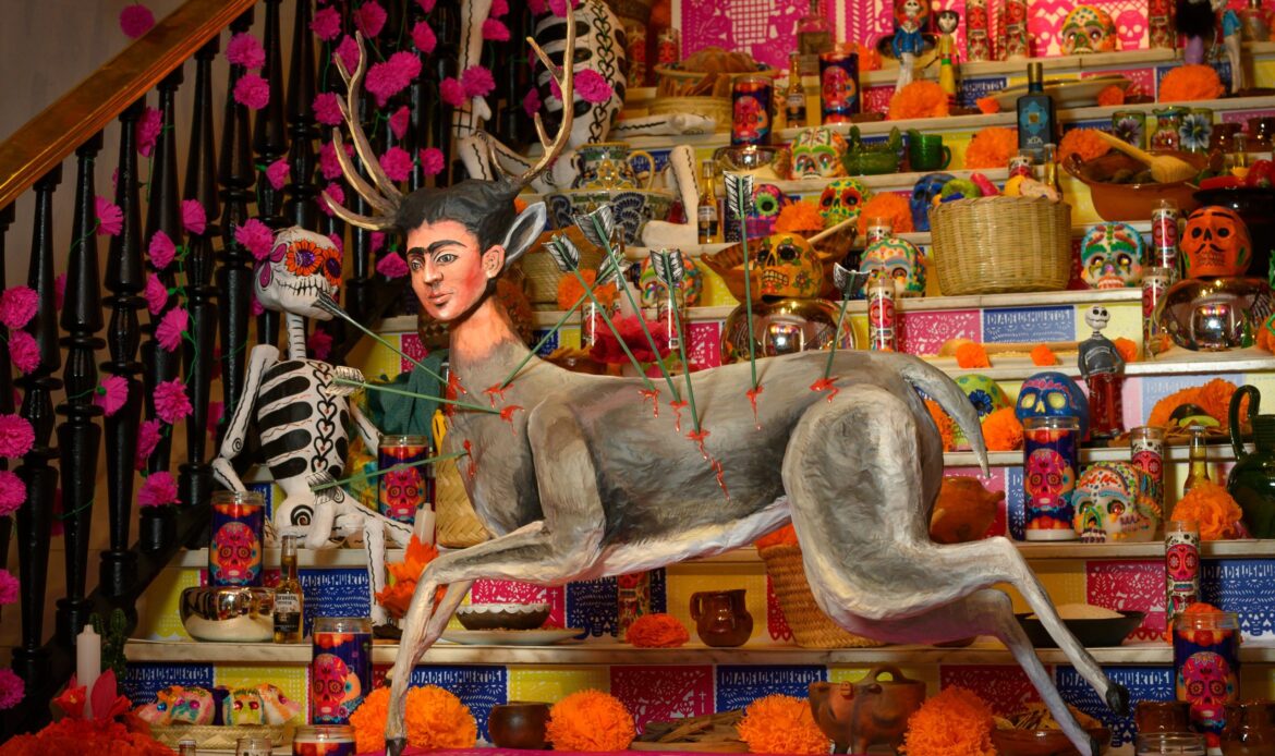 Mega altar lleva la tradición mexicana de Día de Muertos a Madrid