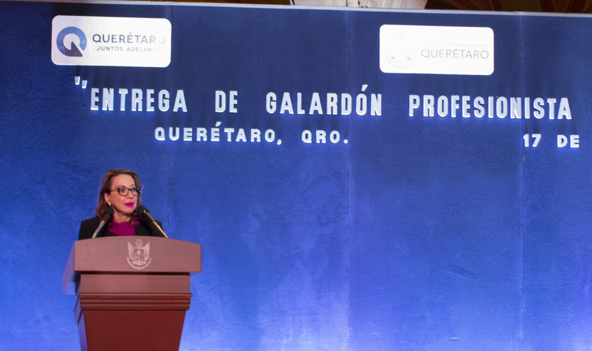 Encabeza Guadalupe Murguía entrega de galardones a profesionistas destacados