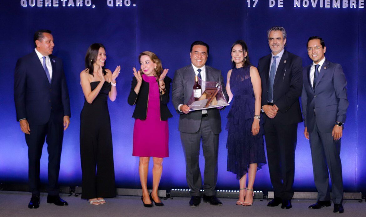 Luis Nava es galardonado como Profesionista del Año por la FECAPEQ