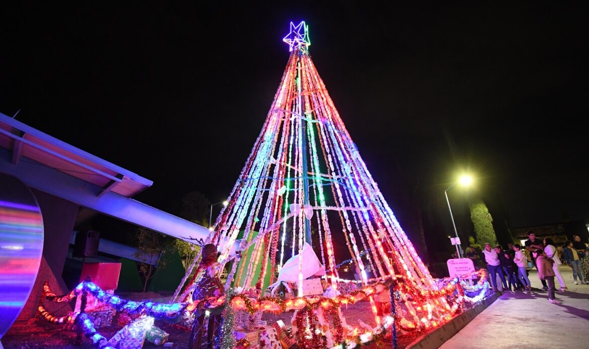 UTEQ enciende árbol de Navidad con tecnología LED y Arduino
